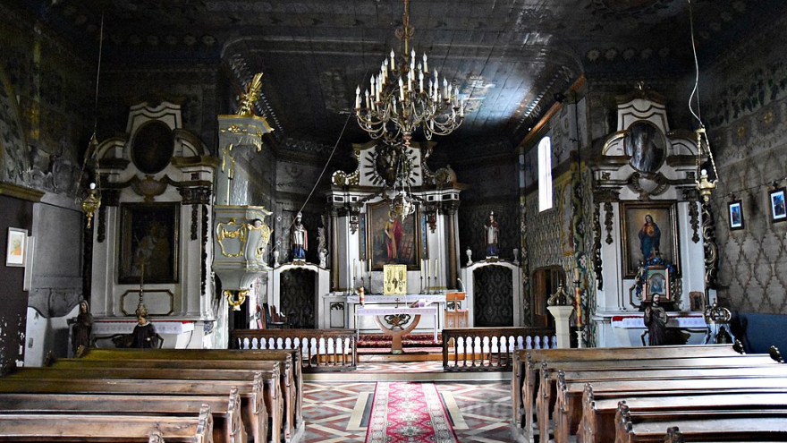 Wnętrze kościoła św. Wawrzyńca w Grojcu; Fot. Jacek Daczyński via Wikimedia Commons (licencja CC BY-SA 4.0)