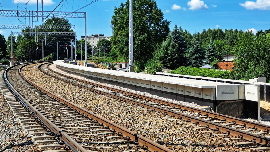 Na budowie nowego przystanku kolejowego Pabianice Północne powstała konstrukcja pierwszego z dwóch peronów; fot. PKP PLK