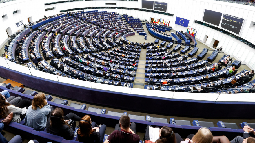 Parlament Europejski poparł wprowadzenie przepisów dotyczących cyfryzacji procesu ubiegania się o wizę obszaru Schengen;  fot. © European Union 2023 - Source : EP