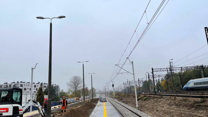 Wykonawcy ukladaja plyty peronowe na nowym przystanku kolejowym Warszawa Grochow; Fot.: PKP PLK/Anna Znajewska-Pawluk