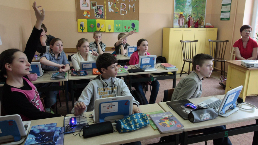 W Centrum Nauczania Zdalnego będzie można zamówić nauczycieli różnych przedmiotów do poprowadzenie lekcji przez internet; fot. PAP/Tomasz Wojtasik