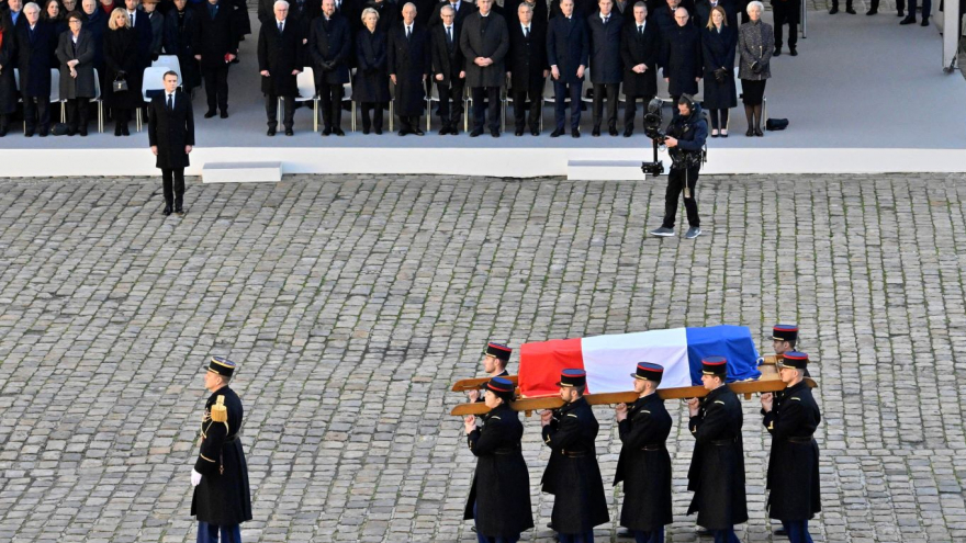 Po mowie pogrzebowej francuskiej głowy państwa na dziedzińcu Pałacu Inwalidów rozległo się bicie dzwonów, następnie zaś odegrano Marsyliankę oraz hymn europejski, czyli Odę do radości Ludwiga van Beethovena;  fot. PAP/EPA