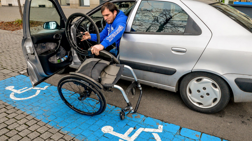 Europejska Karta Parkingowa dla osób niepełnosprawnych będzie wydawana w formie fizycznej;  fot. © European Union 2020 - Source : EP