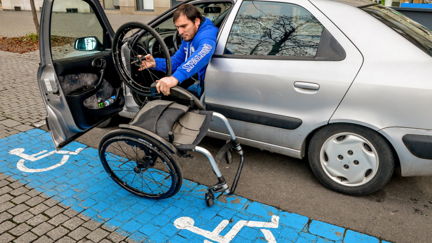 Europejska Karta Parkingowa dla osób niepełnosprawnych będzie wydawana w formie fizycznej; fot. © European Union 2020 - Source : EP