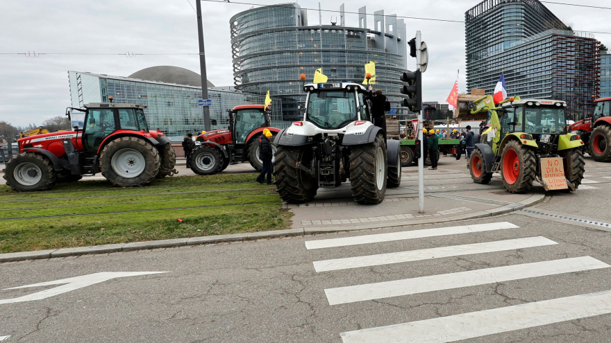 Protest francuskich rolników pod budynkiem Parlamentu Europejskiego w Strasburgu;  fot. PAP/EPA