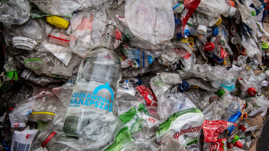 Zgodnie z nowymi przepisami wszystkie opakowania z tworzyw sztucznych będą musiały nadawać się do recyclingu;  fot. PAP/Grzegorz Michałowski
