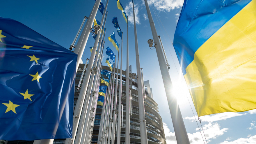 Flagi UE i Ukrainy przed budynkiem Parlamentu Europejskiego w Strasburgu; fot. © European Union 2024 - Source : EP