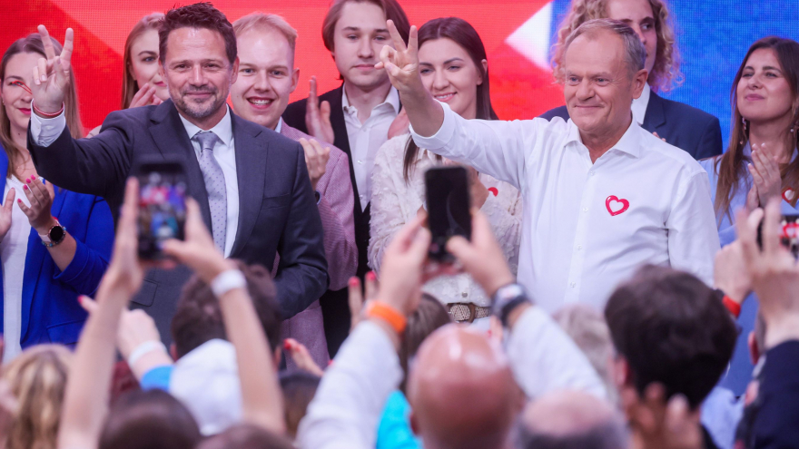 Premier Donald Tusk (C-P) i prezydent Warszawy Rafał Trzaskowski (C-L) w sztabie wyborczym Koalicji Obywatelskiej w Warszawie;  fot. PAP/Leszek Szymański