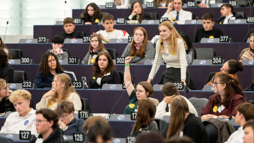 Członkowie zwycięskich zespołów odwiedzą Parlament Europejski w Strasburgu, gdzie będą mieli okazję wziąć udział w debatach dotyczących autentycznych problemów UE; fot. © European Union 2024 - Source : EP