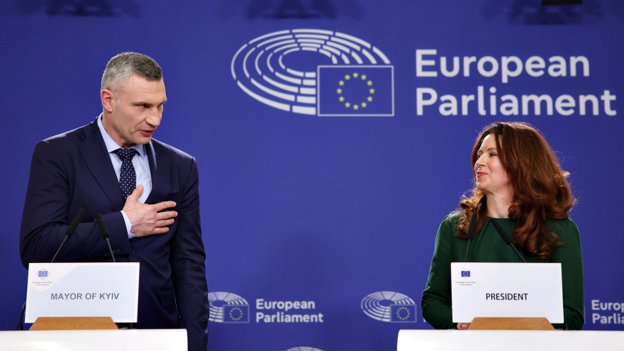 Burmistrz Kijowa Witalij Kliczko i nowa przewodnicząca Komitetu Regionów Kata Tutto; fot. CoR