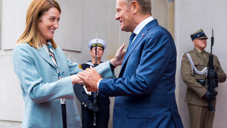 Szefowa Parlamentu Europejskiego Roberta Metsola i premier Donald Tusk; fot. © European Union 2025 - Source : EP