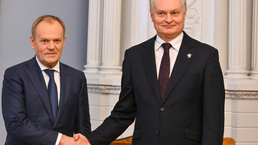 Premier Donald Tusk (L) i prezydent Litwy Gitanas Nauseda; fot. PAP/Valdemar Doveiko