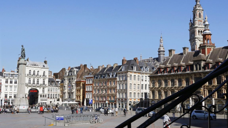 Rynek staromiejski w Lille; fot. PAP/EPA